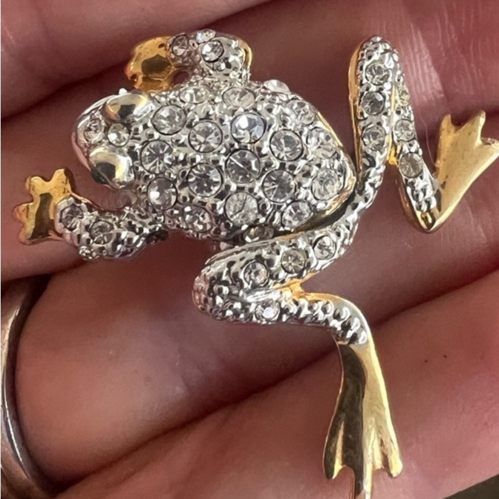 Sparkling Frog Brooch With Rotating Legs